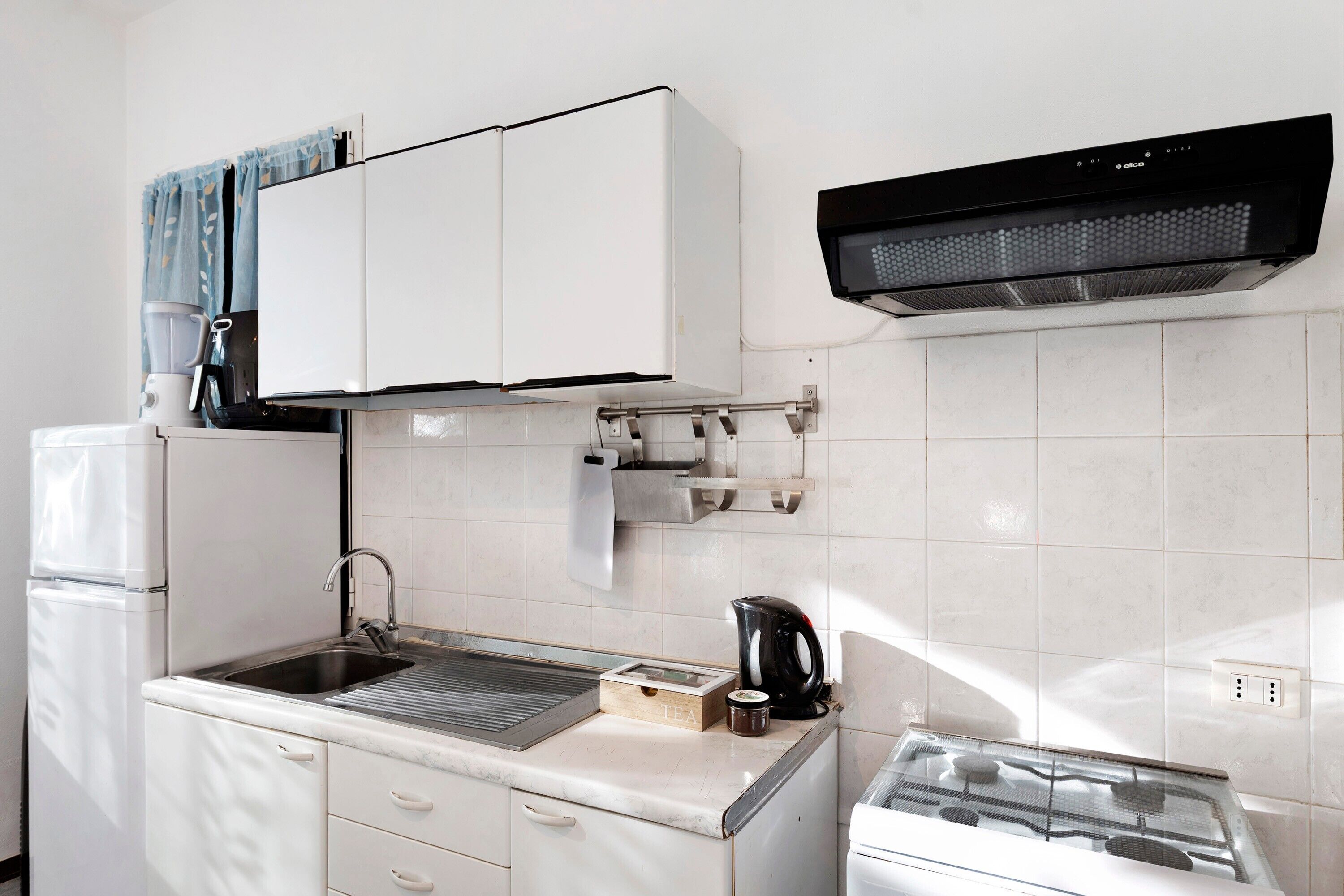 Réfrigérateur, four, plaque de cuisson, cafetière/bouilloire