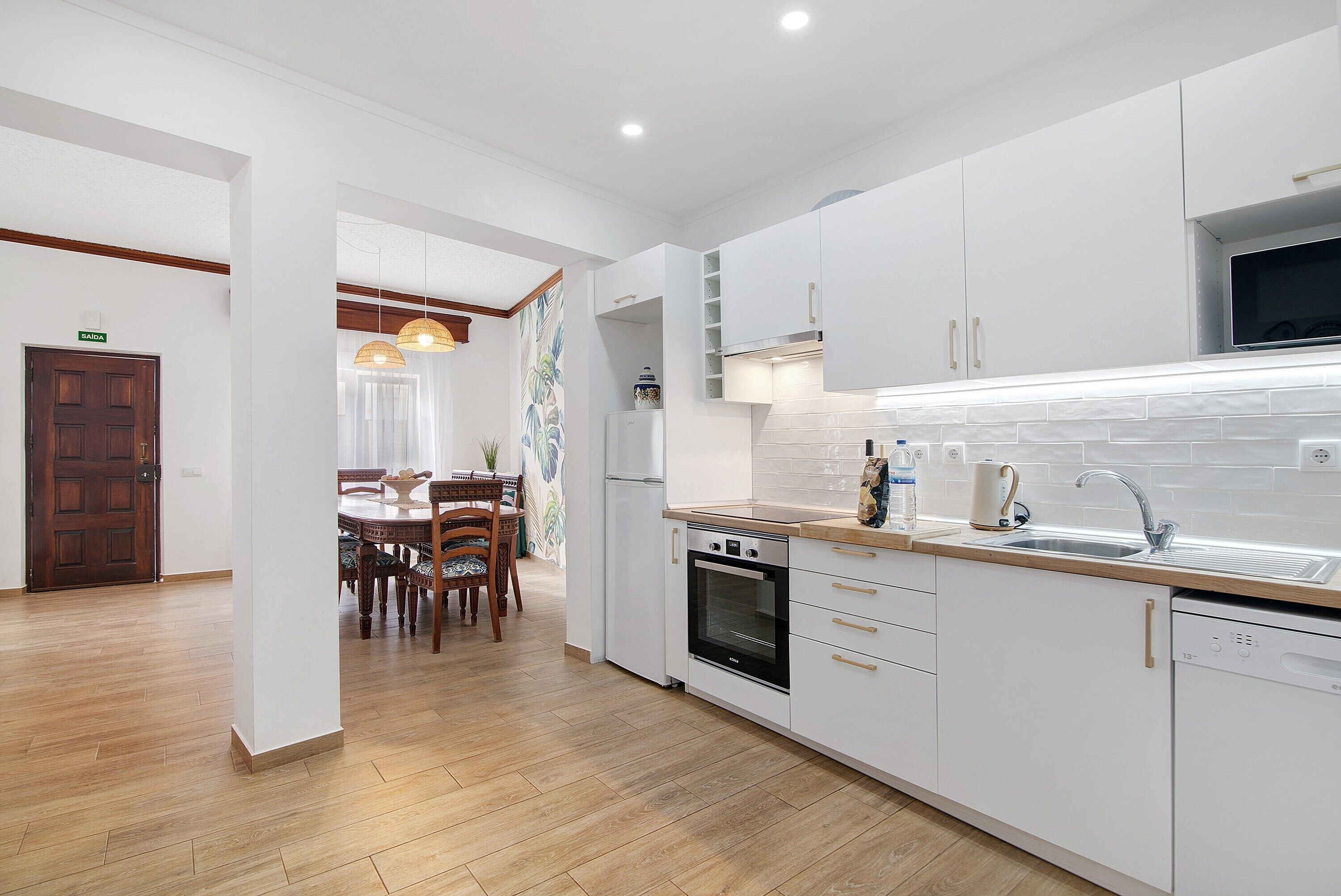 Kylskåp, mikrovågsugn, ugn och spishäll