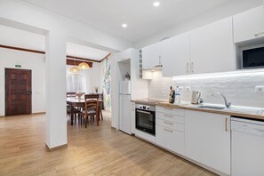 Køleskab, mikrobølgeovn, ovn, kogeplade