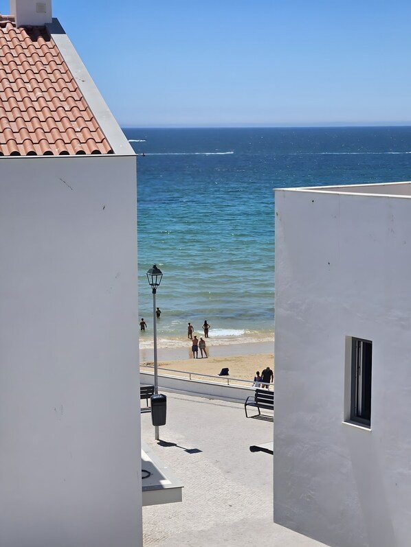 On the beach - Grandma Tina’s Beach House (Armação de Pêra)