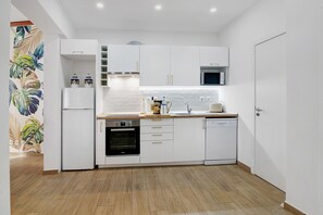 Køleskab, mikrobølgeovn, ovn, kogeplade