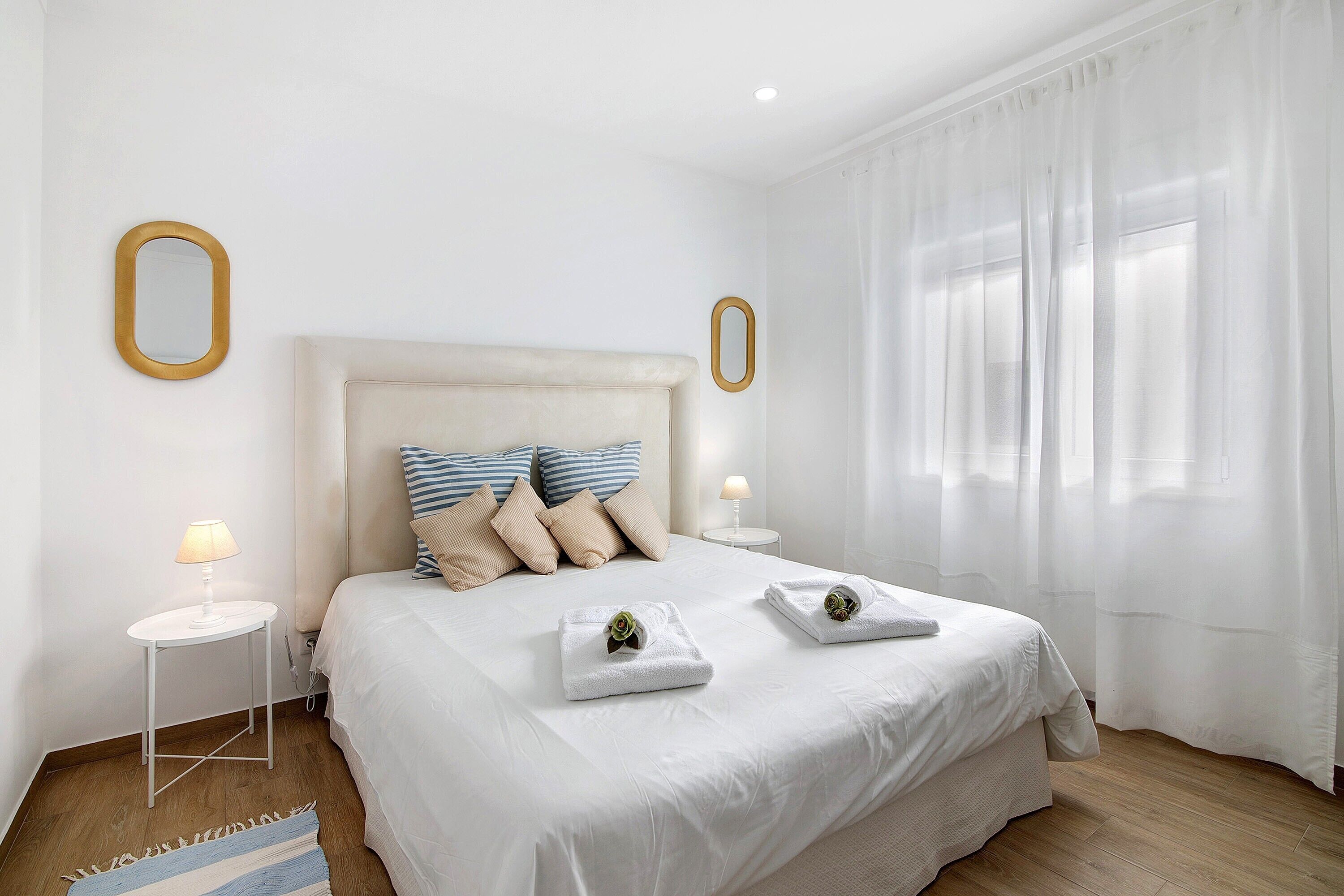 Silitysrauta/-lauta, Wi-Fi, vuodevaatteet