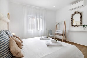 3 slaapkamers, een strijkplank/strijkijzer, wifi, beddengoed
