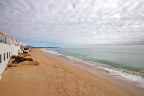 On the beach - Grandma Tina’s Beach House (Armação de Pêra)