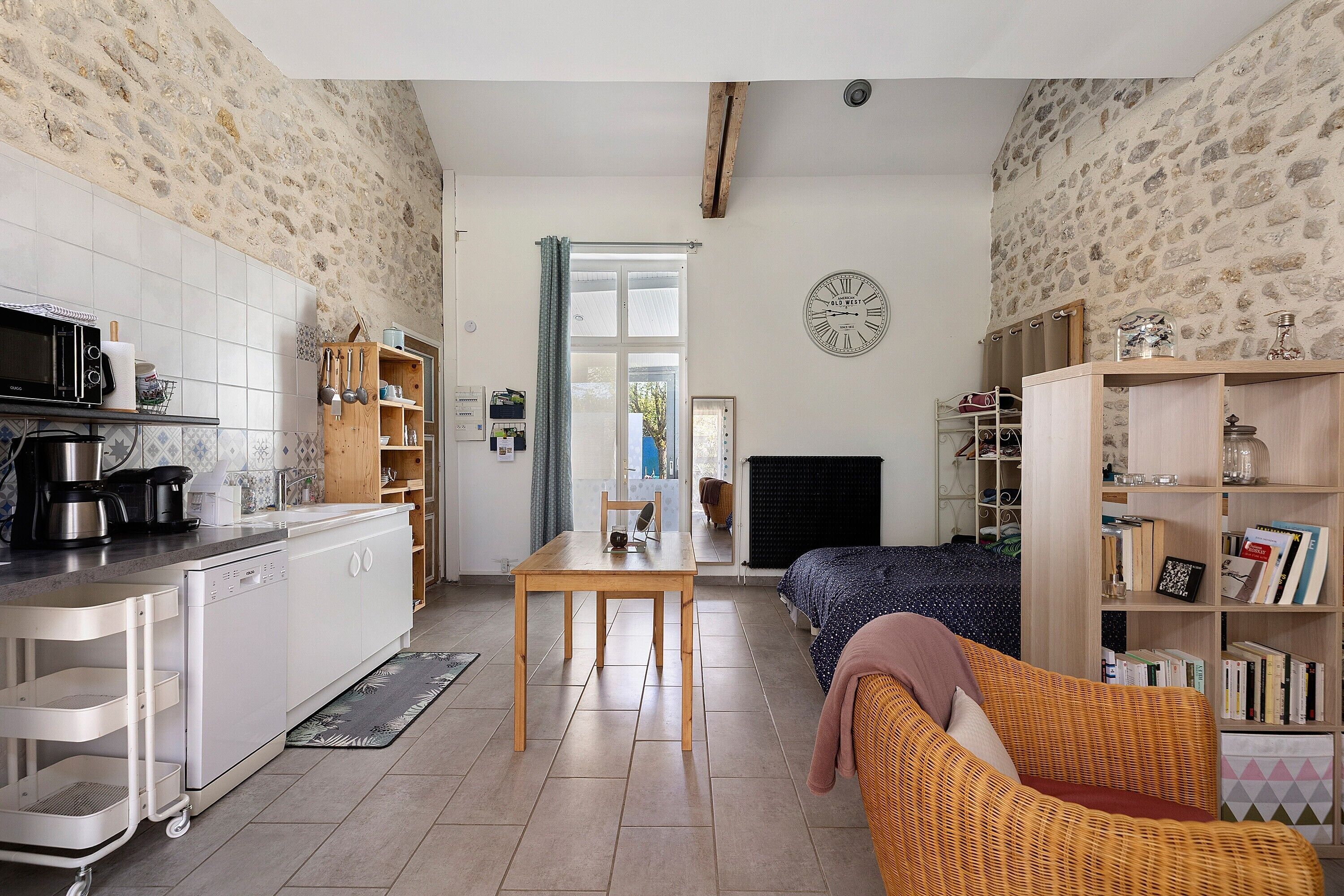 Tabla de planchar con plancha, wifi y ropa de cama 