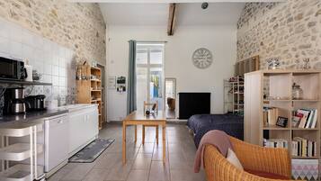 Tabla de planchar con plancha, wifi y ropa de cama