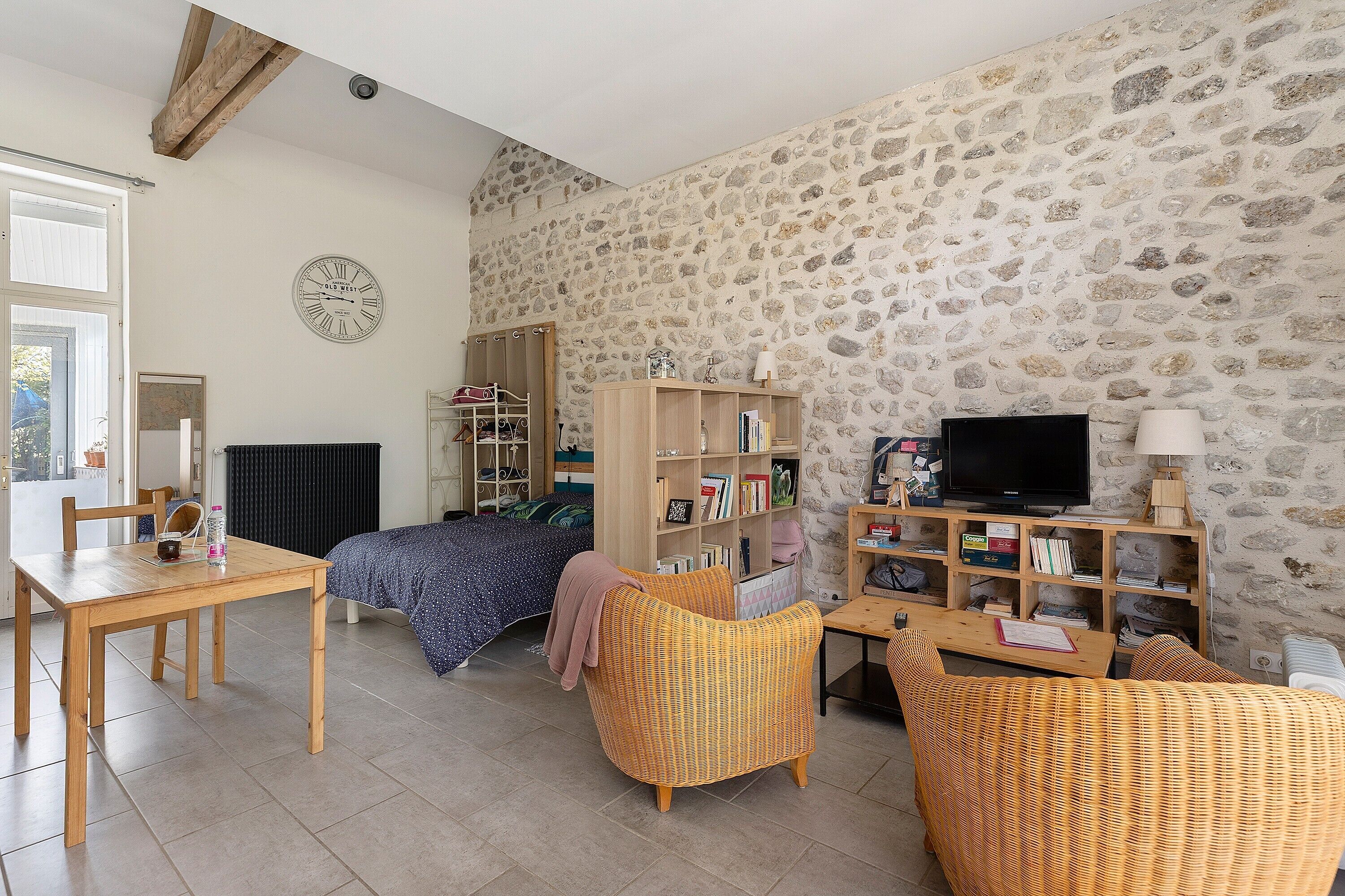 Tabla de planchar con plancha, wifi y ropa de cama 