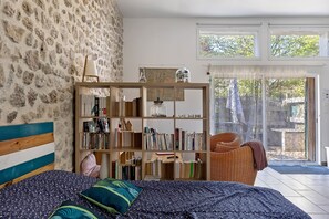 Tabla de planchar con plancha, wifi y ropa de cama 