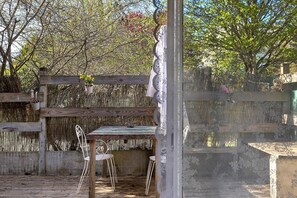 Outdoor dining - Gîte l'ancien préau - 2 guests (Avrillé-les-Ponceaux)