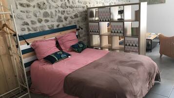 Iron/ironing board, WiFi, bed sheets