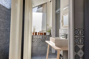 Shower, hair dryer, towels - Gîte l'ancien préau - 2 guests (Avrillé-les-Ponceaux)