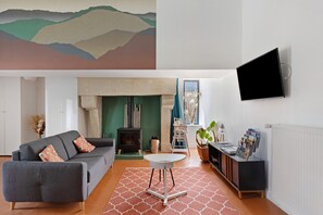 TV, fireplace - Maison Bellecour: Shared Terrace, Garden & Wi-Fi in Vaudelnay (Vaudelnay)
