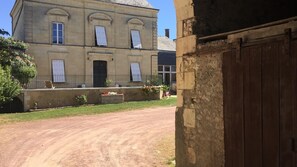 Exterior - Maison Bellecour: Shared Terrace, Garden & Wi-Fi in Vaudelnay (Vaudelnay)