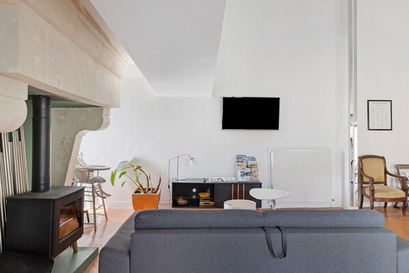 TV, fireplace