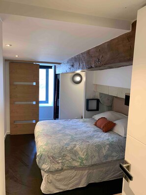 3 bedrooms, iron/ironing board, WiFi, bed sheets - Maison Bellecour: Shared Terrace, Garden & Wi-Fi in Vaudelnay (Vaudelnay)