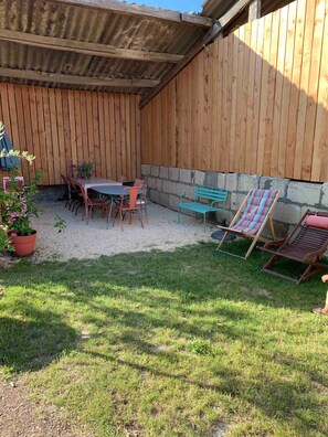 Outdoor dining - Maison Bellecour: Shared Terrace, Garden & Wi-Fi in Vaudelnay (Vaudelnay)