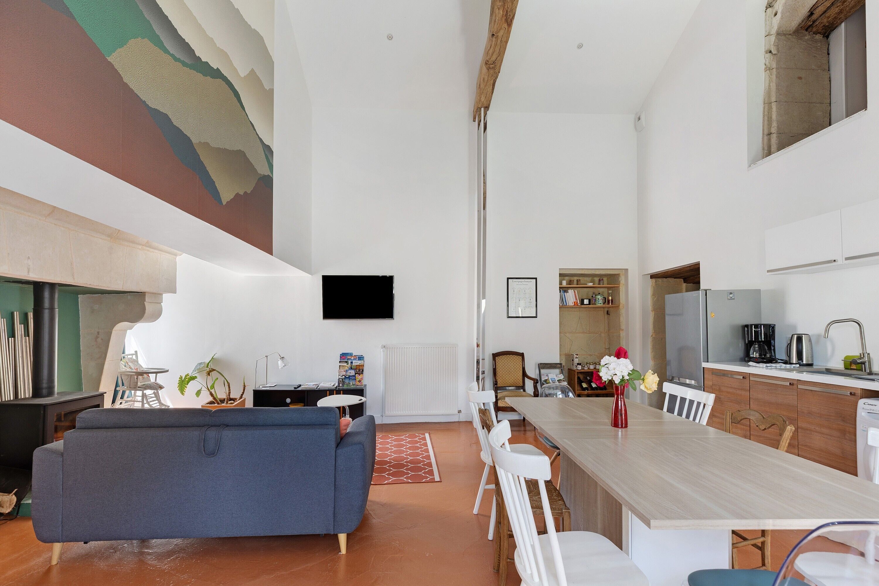 TV, fireplace
