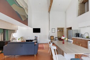 TV, fireplace