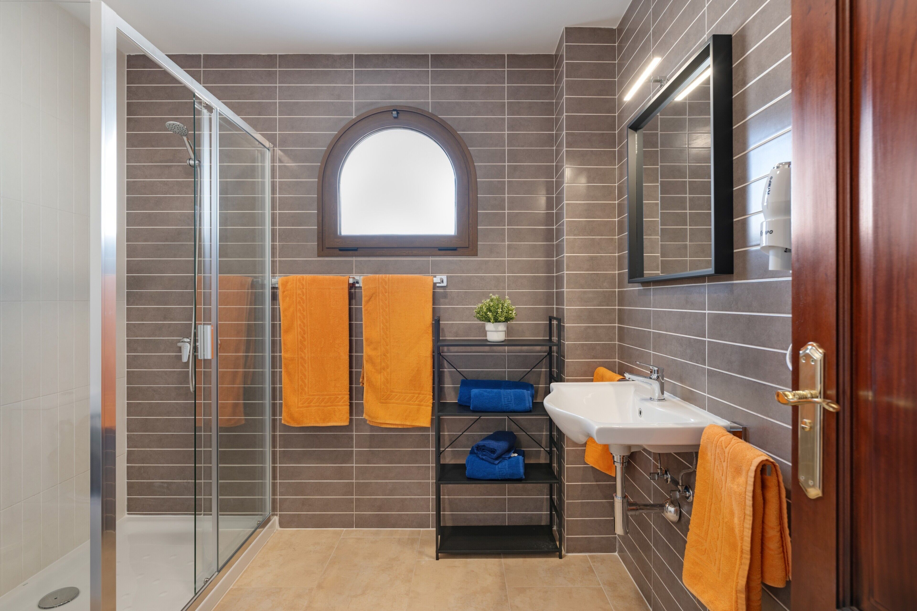 Een douche, een haardroger, handdoeken