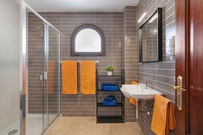 Een douche, een haardroger, handdoeken