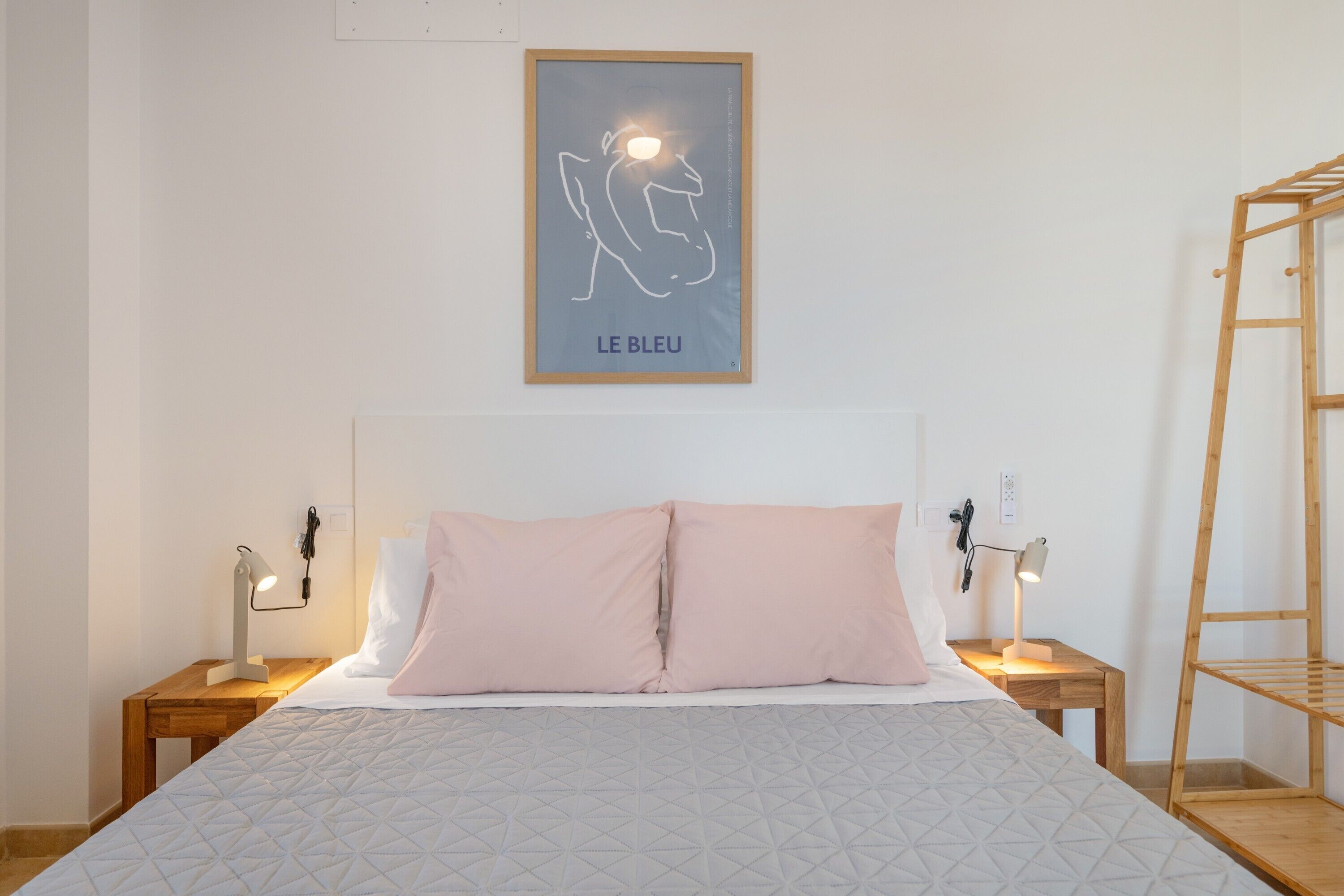 Silitysrauta/-lauta, Wi-Fi, vuodevaatteet