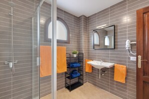 Dusche, Haartrockner, Handtücher