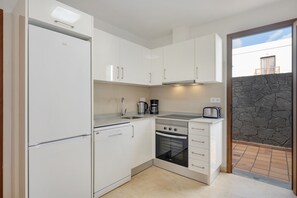 Een koelkast, een microgolfoven, een oven, een kookplaat