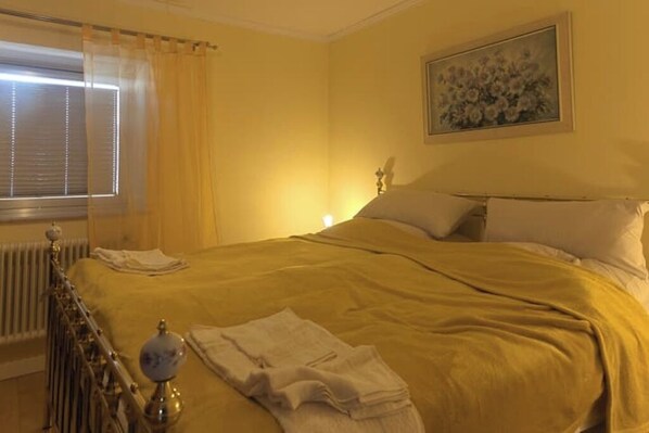 Iron/ironing board, WiFi, bed sheets