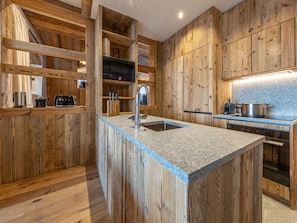 Coffee/tea maker, fridge, microwave, oven - Exceptional apartment with fireplace and home cinema in Val-d'Isère (Val-d'Isère)