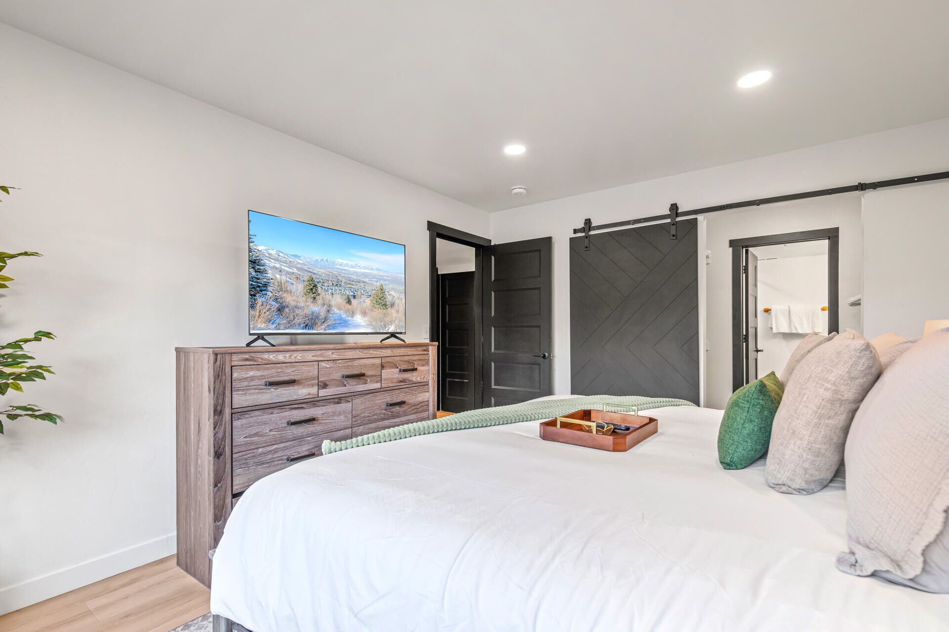 Bureau, fer et planche à repasser, accès au Wi-Fi (inclus)