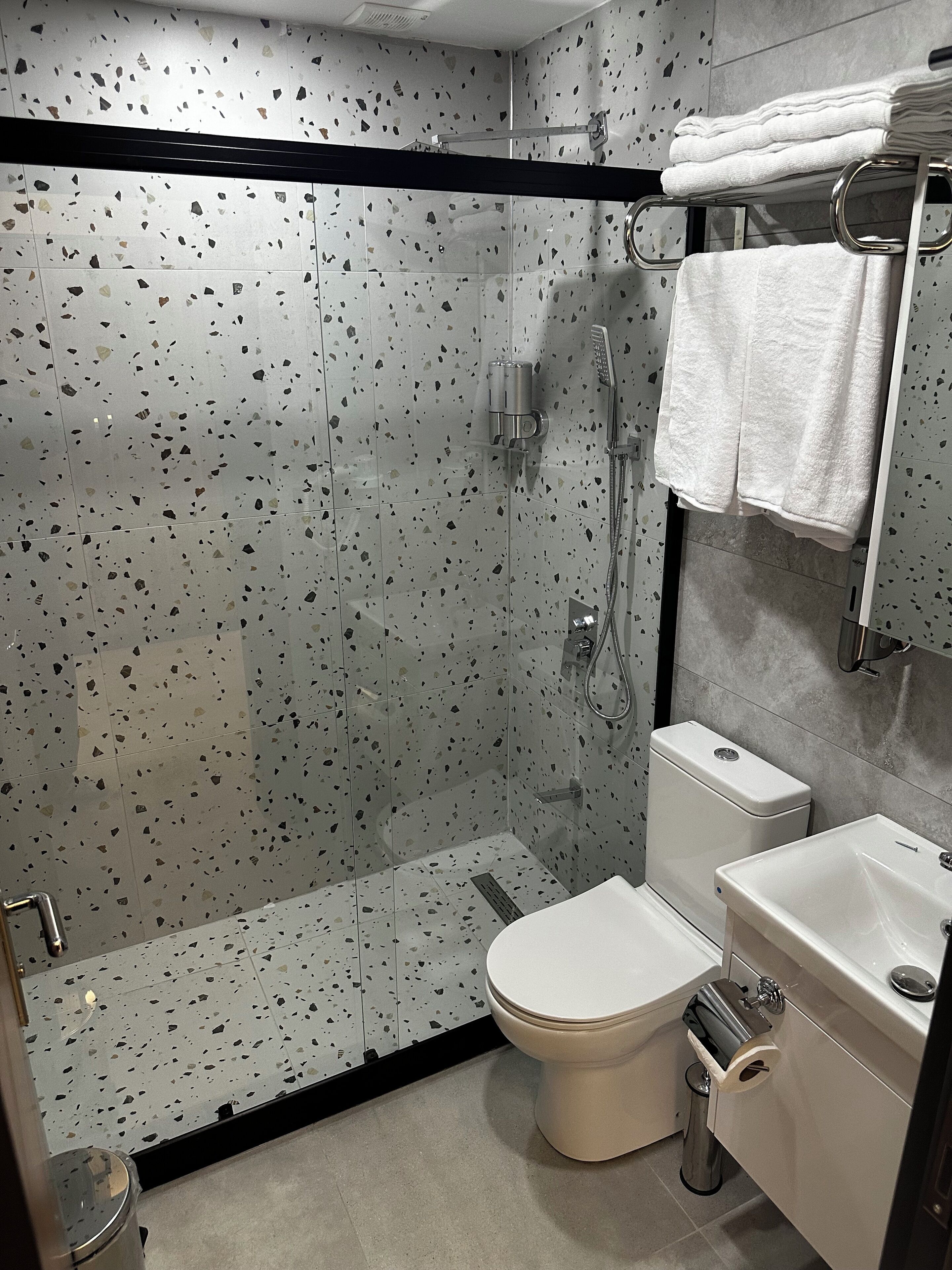 Kolmen hengen huone, parveke | Kylpyhuone | Suihku, hiustenkuivaaja, tohvelit, pyyhkeet