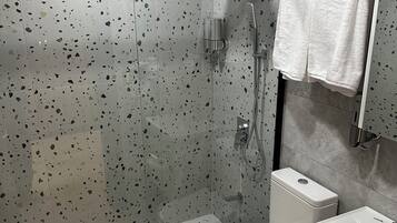 Doppelzimmer, Balkon | Badezimmer