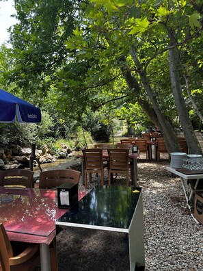 Açık havada yemek servisi