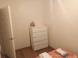 Apartamento básico | Cortinas opacas y tabla de planchar con plancha