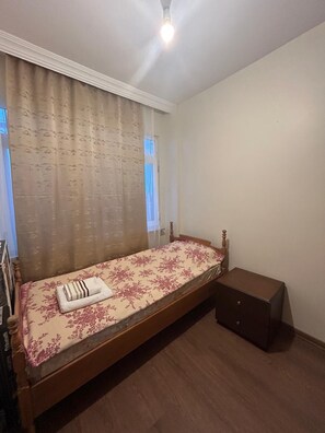 Apartamento básico | Cortinas opacas y tabla de planchar con plancha