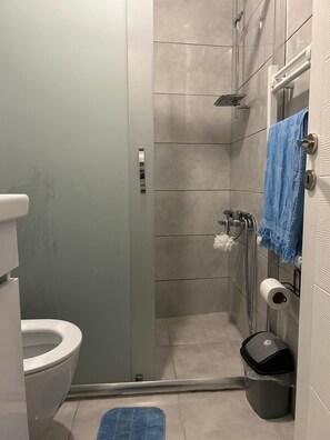 Basic Apartment | Bathroom | Slippers, towels - Besiktas1 (İstanbul)