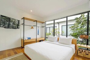 Een strijkplank/strijkijzer, wifi, beddengoed