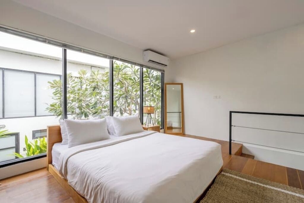 Een strijkplank/strijkijzer, wifi, beddengoed