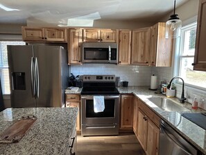 Private kitchen - Luxury Escape in the City of Pleasant Living! (Shelby)