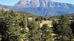 Un paisaje montañoso con cielo despejado.