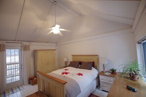 مكواة/لوح كي وخدمة الإنترنت وملاءات أسرّة