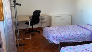 Tabla de planchar con plancha, wifi y ropa de cama