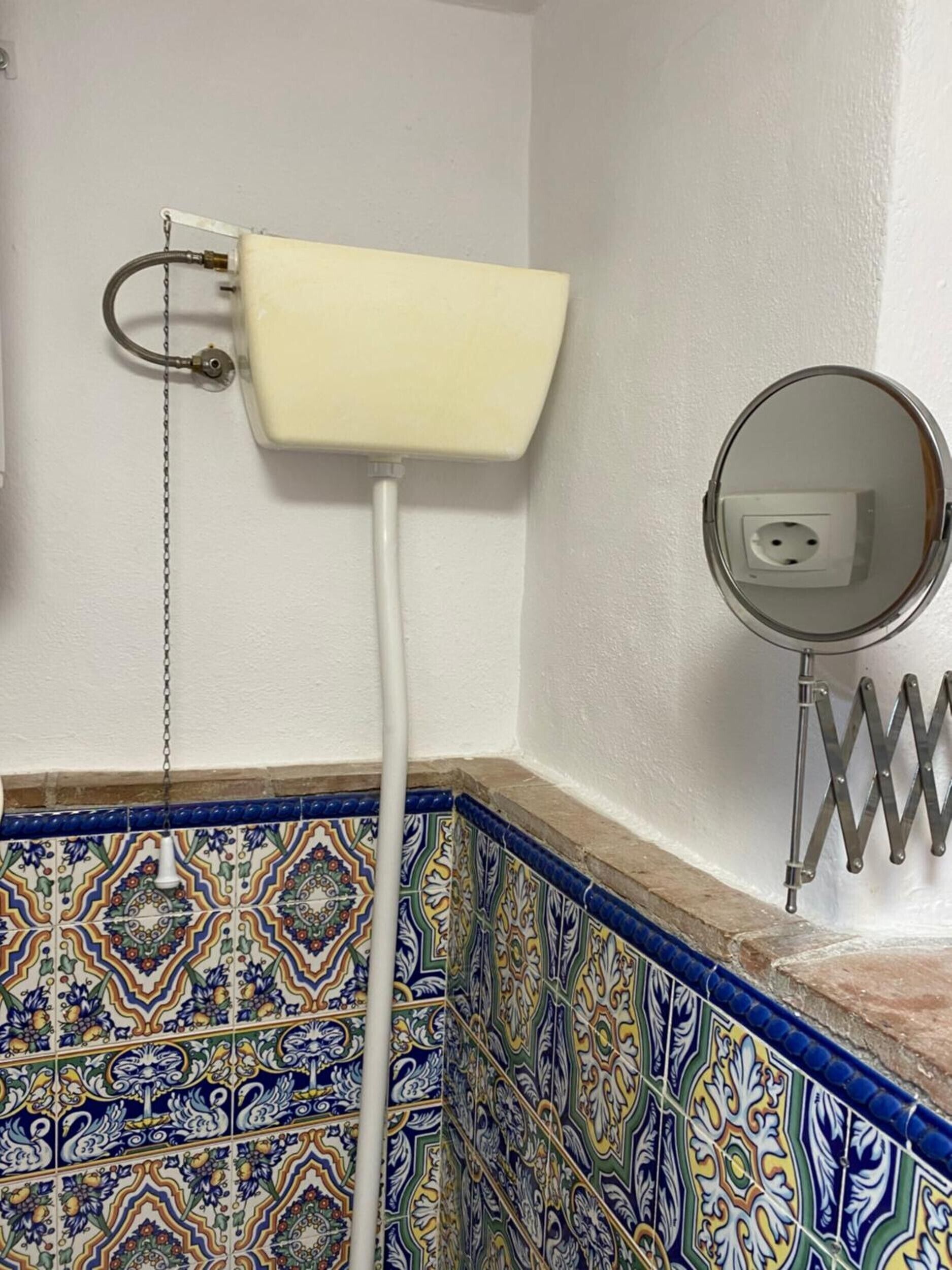 Chuveiro, secador de cabelo, toalhas de banho 