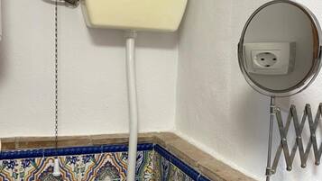 Chuveiro, secador de cabelo, toalhas de banho