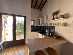 Fridge, microwave, stovetop, toaster - T2 Mezzanine Villa, 5 ppl, 600m from beach. Pets allowed. (Saint-Cyprien)