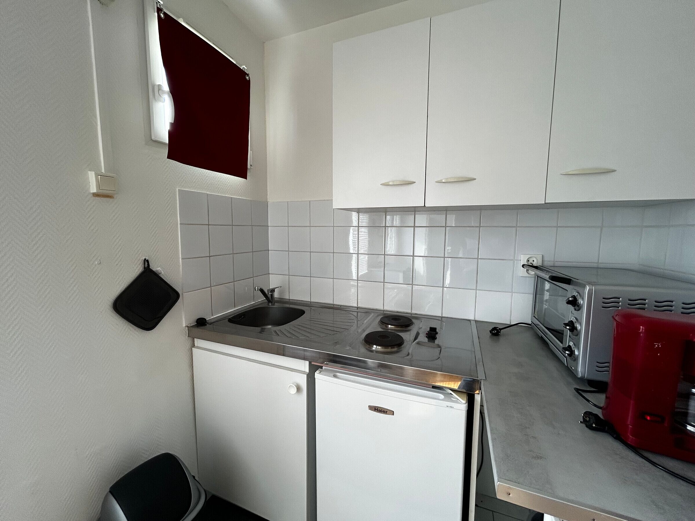 Réfrigérateur, micro-ondes, plaque de cuisson, cafetière/bouilloire