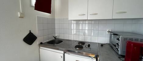 Réfrigérateur, micro-ondes, plaque de cuisson, cafetière/bouilloire