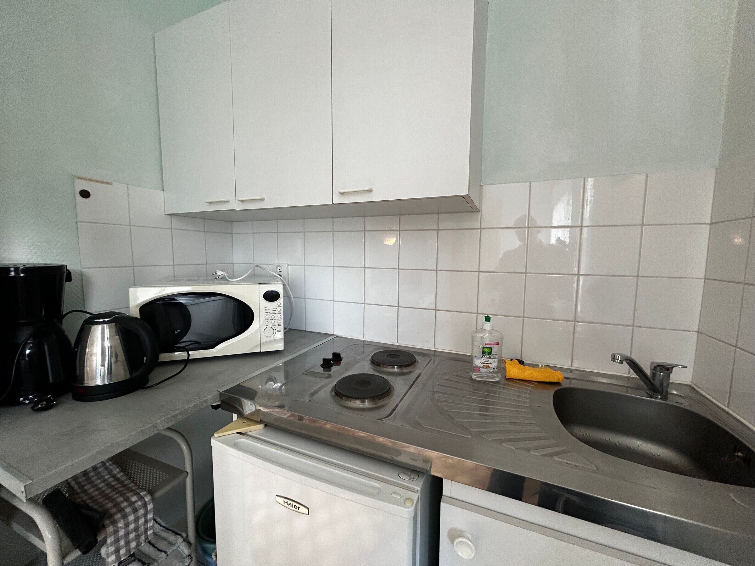 Micro-ondes, plaque de cuisson, cafetière/bouilloire, grille-pain