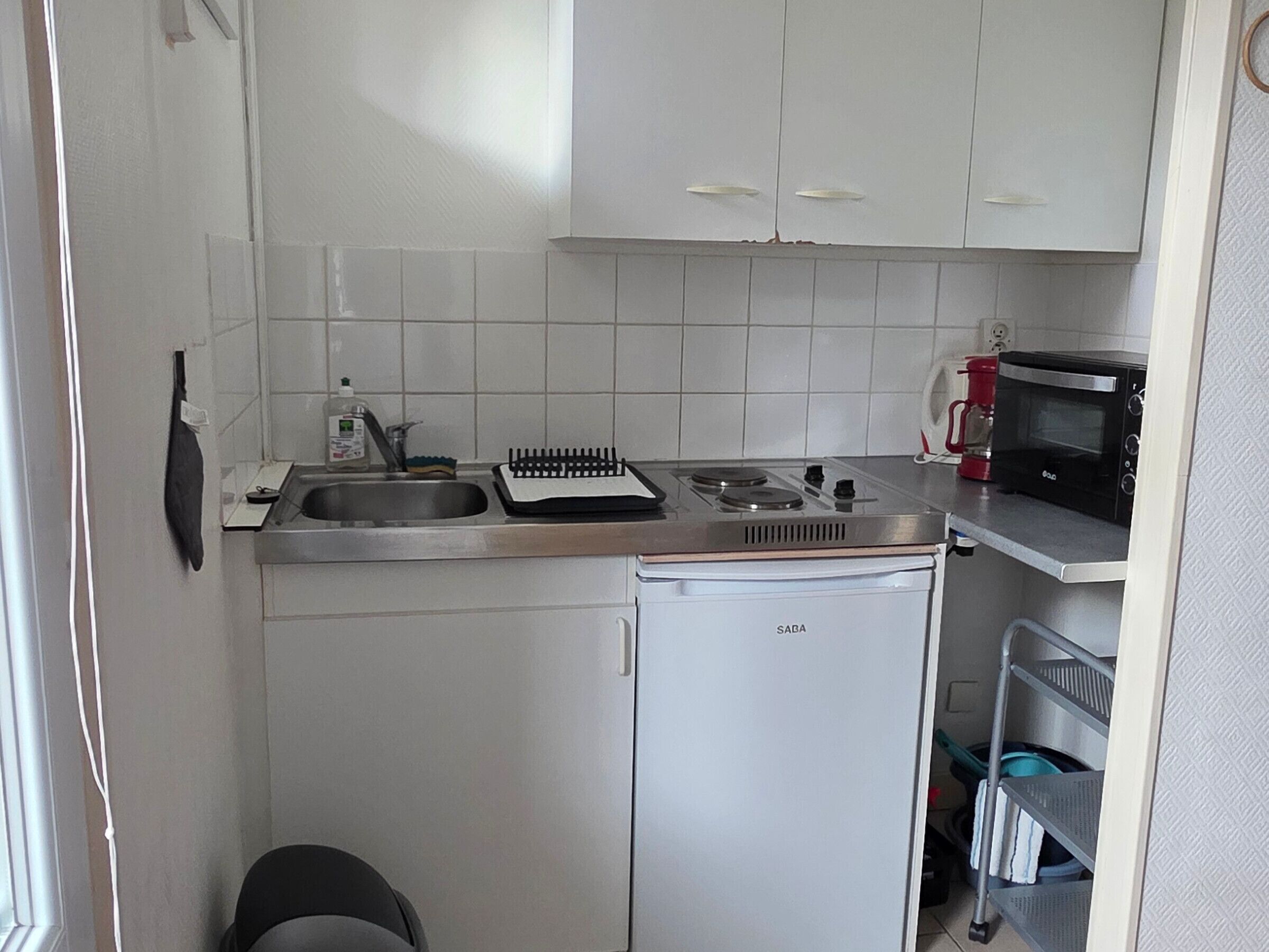 Réfrigérateur, micro-ondes, plaque de cuisson, cafetière/bouilloire