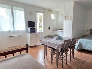 Dining - Cozy studio with garden and WIFI in La Roche-Posay (La Roche-Posay)